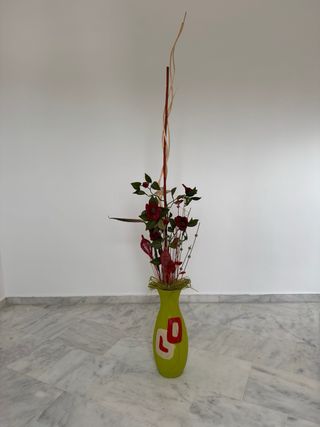 ¡Precioso jarrón de cerámica decorado y flores!