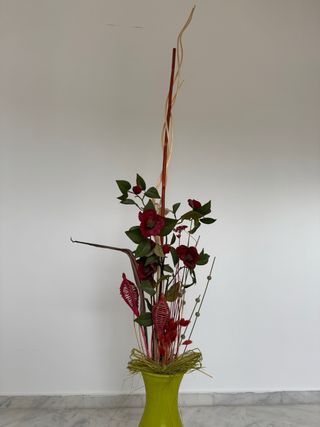 ¡Precioso jarrón de cerámica decorado y flores!