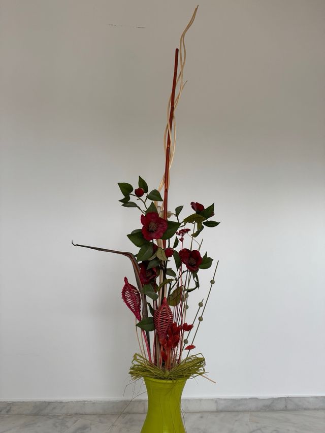 ¡Precioso jarrón de cerámica decorado y flores!