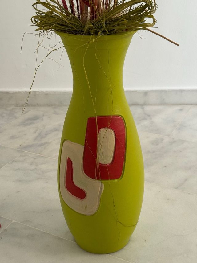 ¡Precioso jarrón de cerámica decorado y flores!