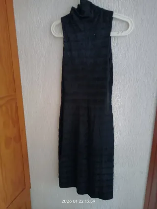 Vestido negro cuello alto sin mangas