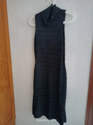 Vestido negro cuello alto sin mangas