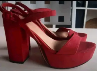 Sandalias de tacón plataforma Stradivarius burdeos