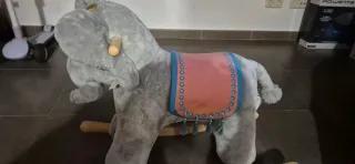 Elefante balancín de peluche
