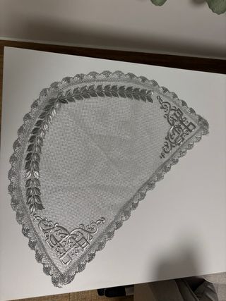 Toca sobremanto plateado con encaje