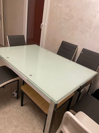 Mesa de comedor cristal y metal con sillas