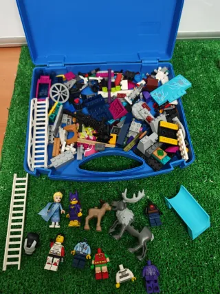 Scatola Blu Lego con Figure e Accessori