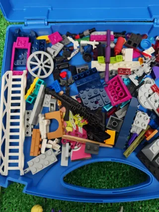 Scatola Blu Lego con Figure e Accessori