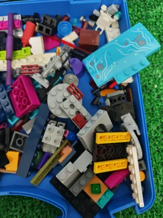 Scatola Blu Lego con Figure e Accessori