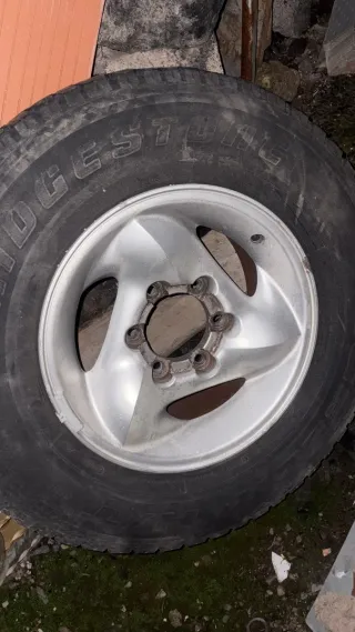 Llanta y goma nueva Montero