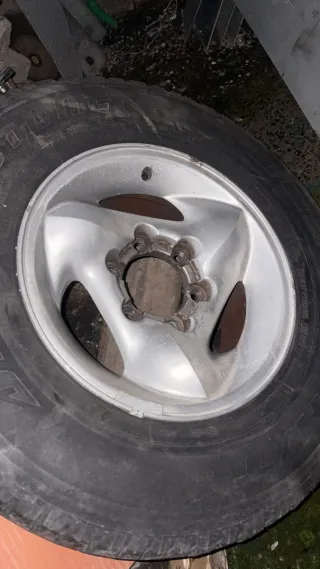 Llanta y goma nueva Montero