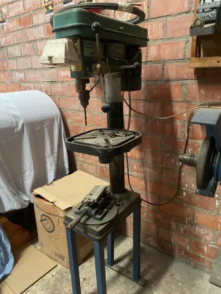 Taladro de columna con poleas