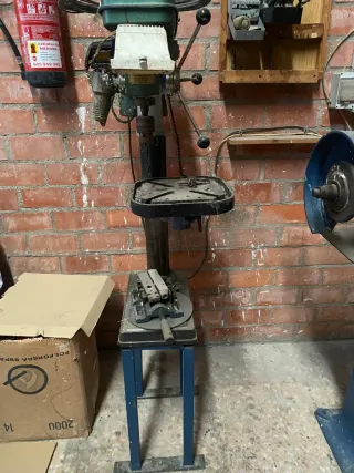 Taladro de columna con poleas