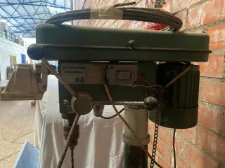 Taladro de columna con poleas