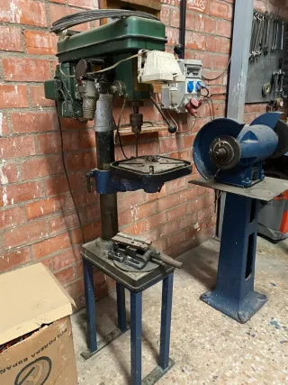 Taladro de columna con poleas