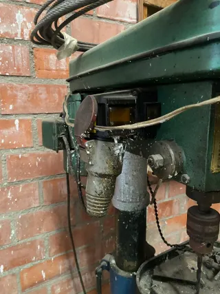 Taladro de columna con poleas