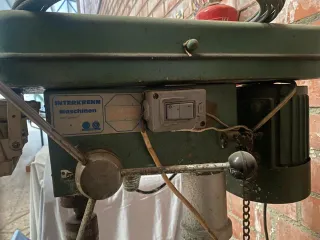 Taladro de columna con poleas