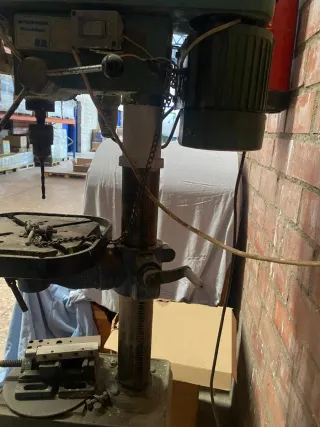 Taladro de columna con poleas