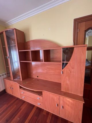 Mueble de salón de madera y cristal