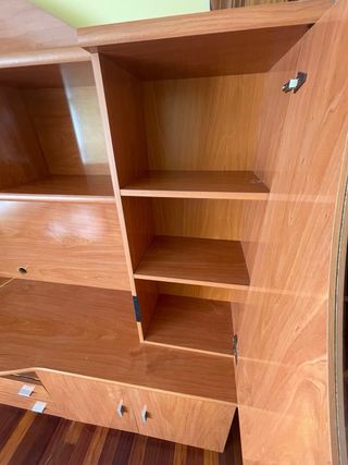 Mueble de salón de madera y cristal