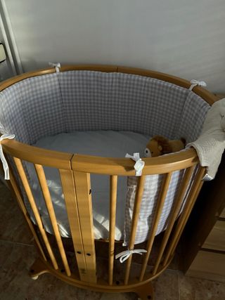 Mini cuna Stokke con estructura dosel y colchon