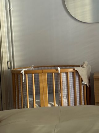 Mini cuna Stokke con estructura dosel y colchon