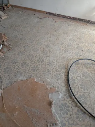 Baldosas hidráulicas grises con diseño