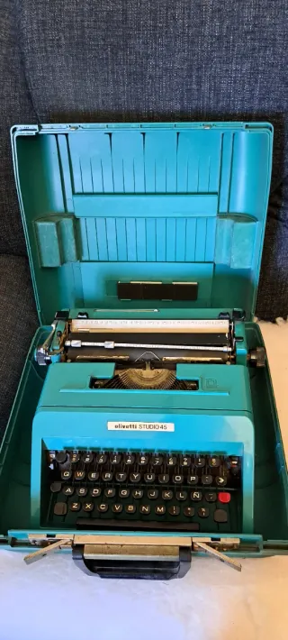 Máquina de escribir Olivetti Studio 45 con maletín
