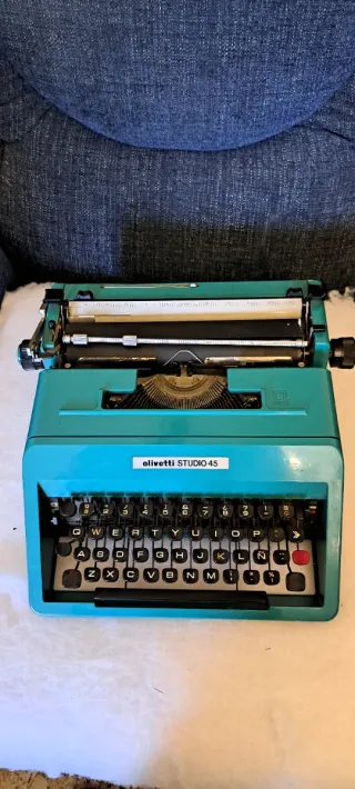 Máquina de escribir Olivetti Studio 45 con maletín