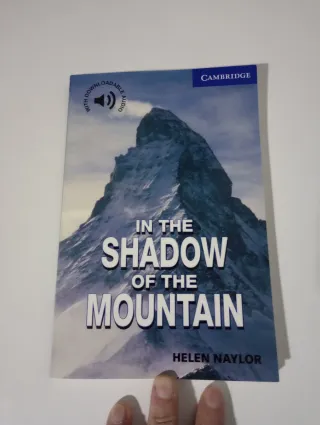 Libro en inglés. In the shadow of the mountain.
