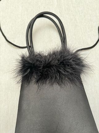 Bolso de fiesta negro con plumas