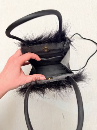 Bolso de fiesta negro con plumas