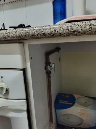 Horno de cocina blanco más fuegos a gas y campana.