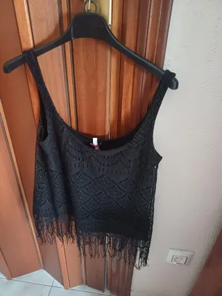 Top negro con encaje y flecos