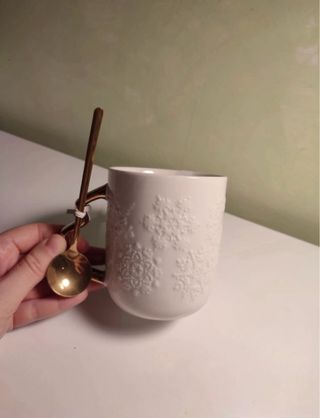 Tazza ceramica bianca con decoro fiocco di neve e
