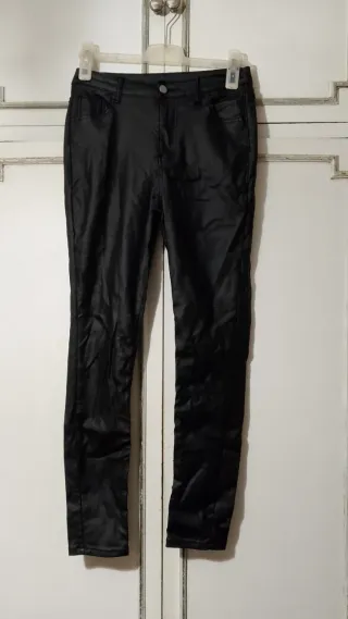 Pantalón efecto piel negro