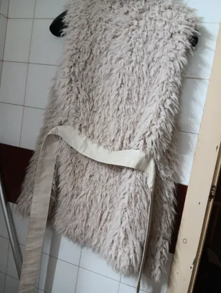 Chaleco pelo beige Stradivarius Talla M