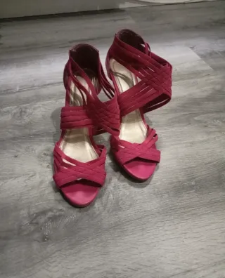 Sandalias tacón rosa fucsia tiras cruzadas