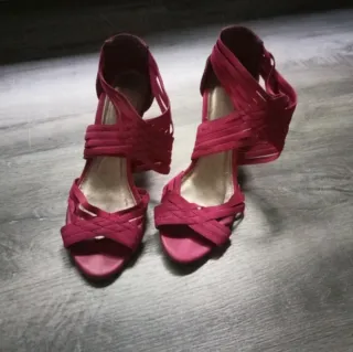 Sandalias tacón rosa fucsia tiras cruzadas