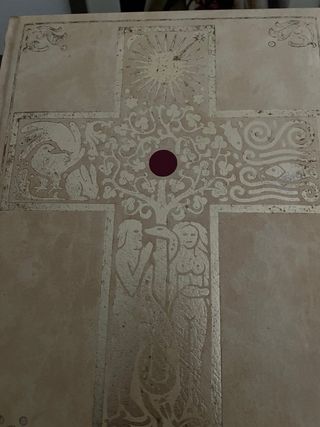 Biblia antigua con caja tallada