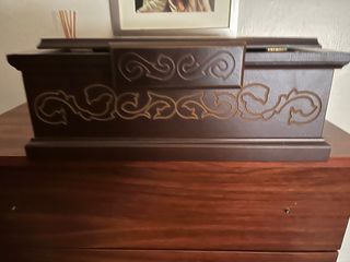 Biblia antigua con caja tallada