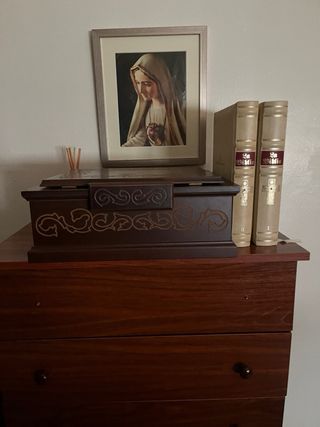 Biblia antigua con caja tallada