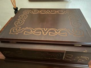 Biblia antigua con caja tallada