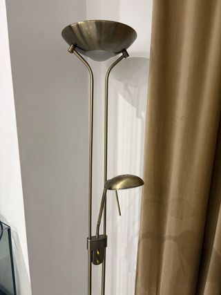 Lámpara de pie dorada metálica