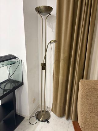 Lámpara de pie dorada metálica
