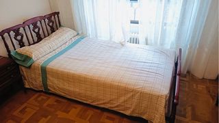 Cama de madera con somier y colchón