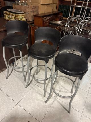 Taburetes Altos Negros. 3 sillas a 10€/unidad