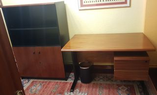 Mesa de oficina y estantería