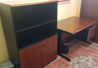 Mesa de oficina y estantería