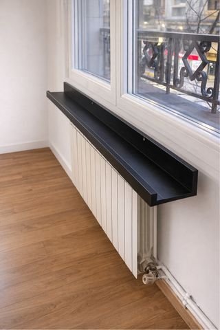 Estantería de madera negra para cuadros y libros